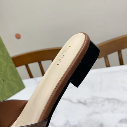 INTERLOCKING G SLIDE SANDAL IN BROWN BEIGE CALFSKIN