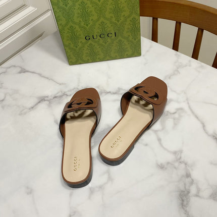 INTERLOCKING G SLIDE SANDAL IN BROWN BEIGE CALFSKIN