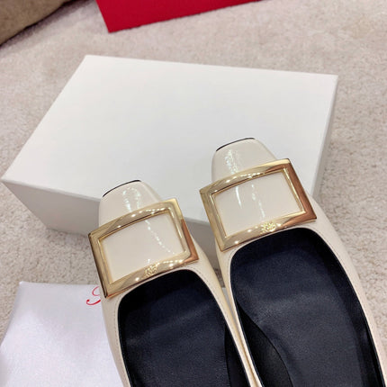 BELLE VIVIER PUMPS IN OFF WHITE GLOSSY CALFSKIN GOLD BUCKLE