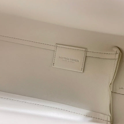 TRIANGLE HANDLE BAG 31 IN WHITE LAMBSKIN