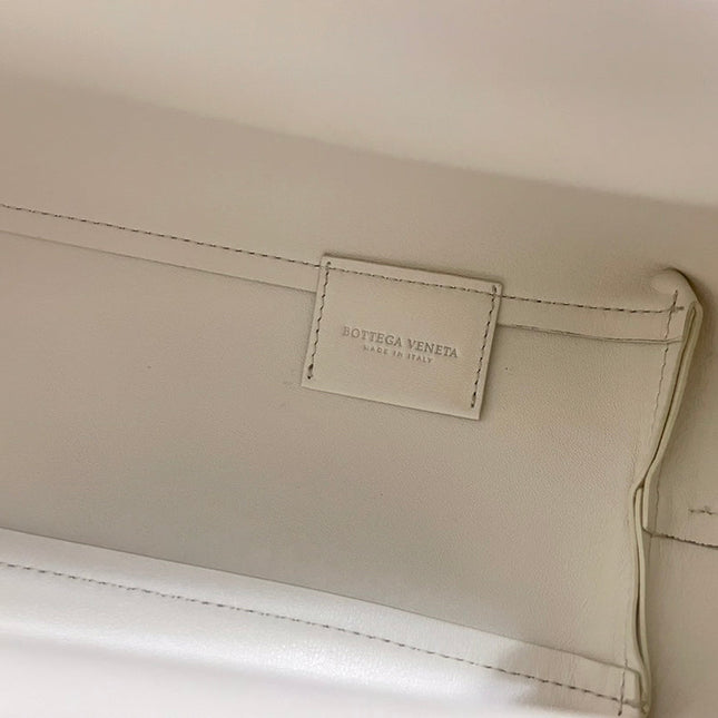 TRIANGLE HANDLE BAG 31 IN WHITE LAMBSKIN