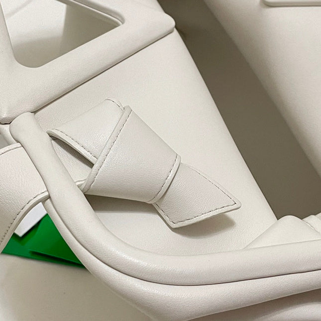 TRIANGLE HANDLE BAG 31 IN WHITE LAMBSKIN