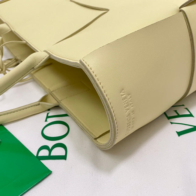 SMALL ARCO TOTE 30 IN LIGHT YELLOW LAMBSKIN