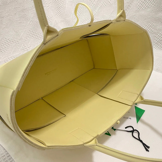 SMALL ARCO TOTE 30 IN LIGHT YELLOW LAMBSKIN