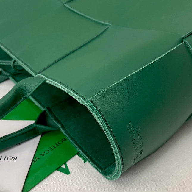 SMALL ARCO TOTE 30 IN GREEN PEA LAMBSKIN