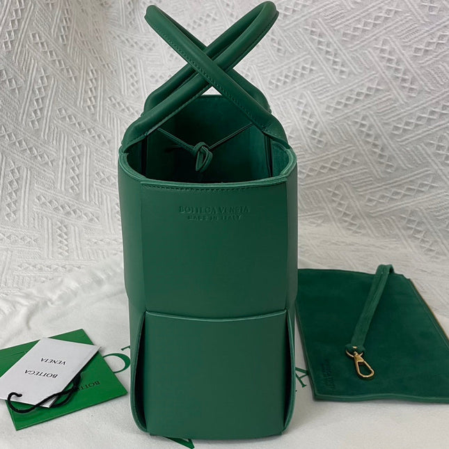 SMALL ARCO TOTE 30 IN GREEN PEA LAMBSKIN