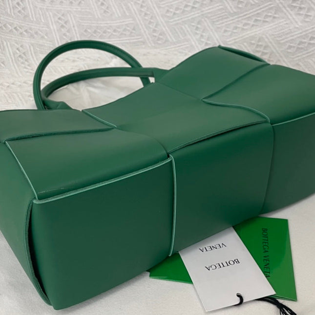 SMALL ARCO TOTE 30 IN GREEN PEA LAMBSKIN