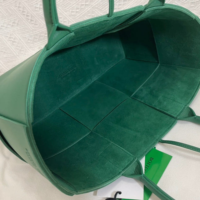 SMALL ARCO TOTE 30 IN GREEN PEA LAMBSKIN