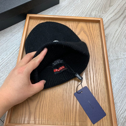 BEANIE HAT IN BLACK WOOL 431357