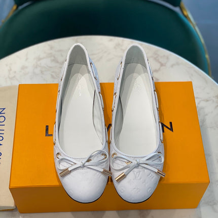 LV WOMEN'S BALLET FLAT IN WHITE EMBOSSED CALFSKIN WITH BOW