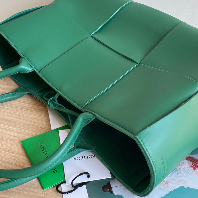 ARCO TOTE 36 IN KAITOKE GREEN CALFSKIN