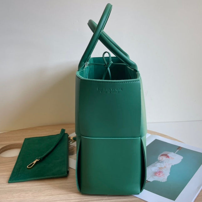 ARCO TOTE 36 IN KAITOKE GREEN CALFSKIN