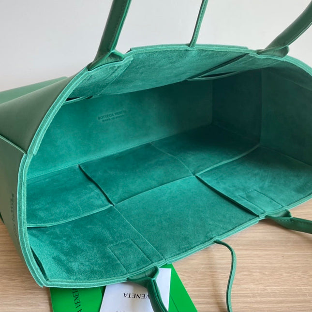 ARCO TOTE 36 IN KAITOKE GREEN CALFSKIN