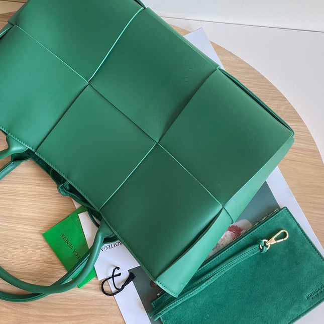 ARCO TOTE 36 IN KAITOKE GREEN CALFSKIN