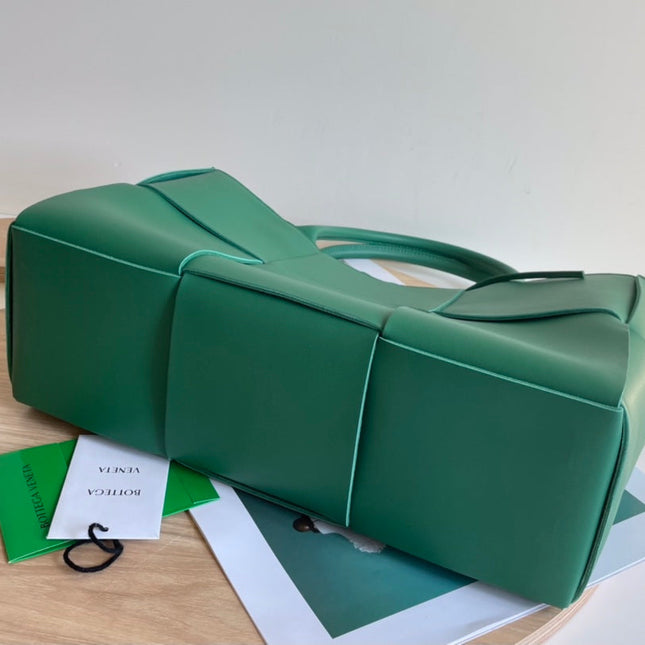 ARCO TOTE 36 IN KAITOKE GREEN CALFSKIN