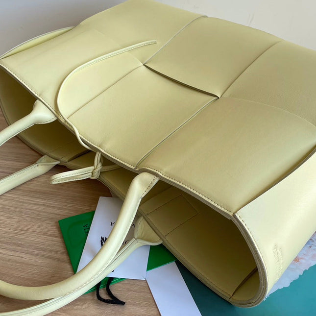 ARCO TOTE 36 IN PALE YELLOW CALFSKIN