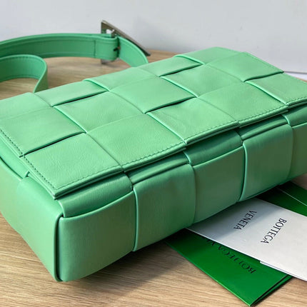 SMALL CASSETTE 23 IN LIGHT GREEN CALFSKIN