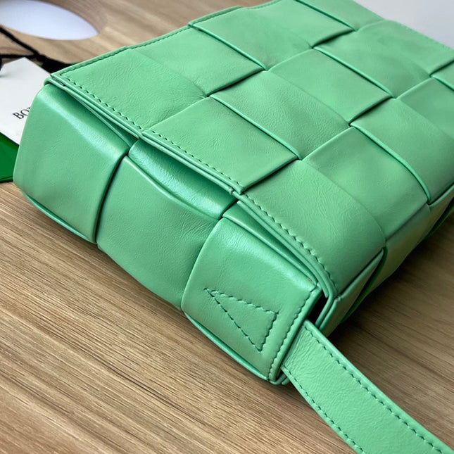 SMALL CASSETTE 23 IN LIGHT GREEN CALFSKIN