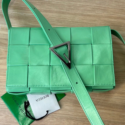 SMALL CASSETTE 23 IN LIGHT GREEN CALFSKIN