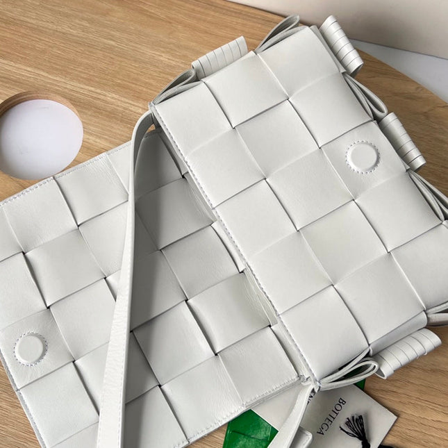 SMALL CASSETTE 23 IN WHITE FRINGED CALFSKIN