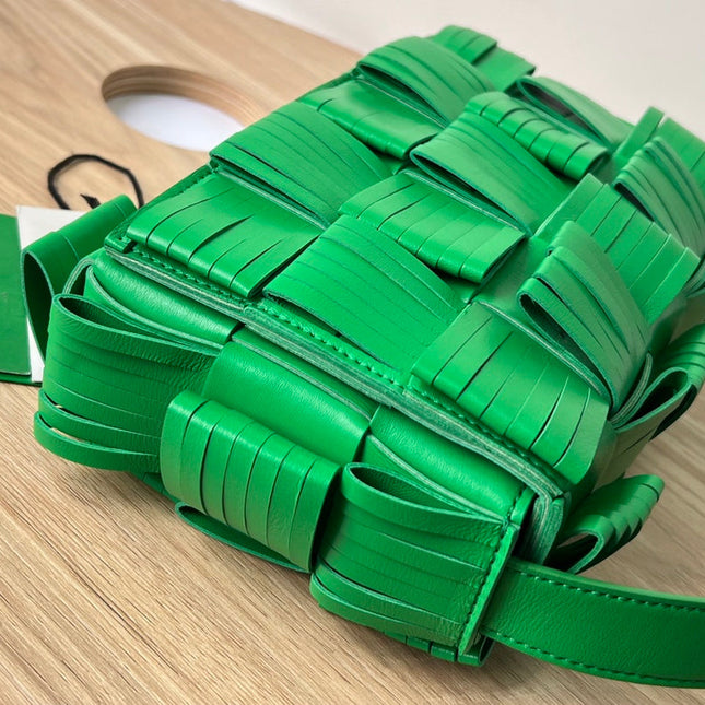 SMALL CASSETTE 23 IN GREEN FRINGED CALFSKIN