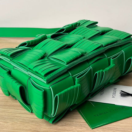 SMALL CASSETTE 23 IN GREEN FRINGED CALFSKIN