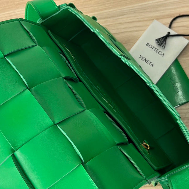 SMALL CASSETTE 23 IN GREEN FRINGED CALFSKIN