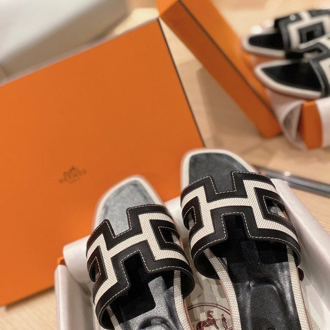 0RAN SANDALS IN BLACK CALFSKIN AND WHITE CANVAS