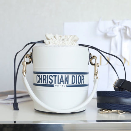 VIBE 18 BUCKET BAG IN WHITE CALFSKIN