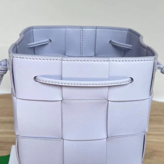 SMALL CASSETTE BUCKET 18 IN PALE PURPLE CALFSKIN