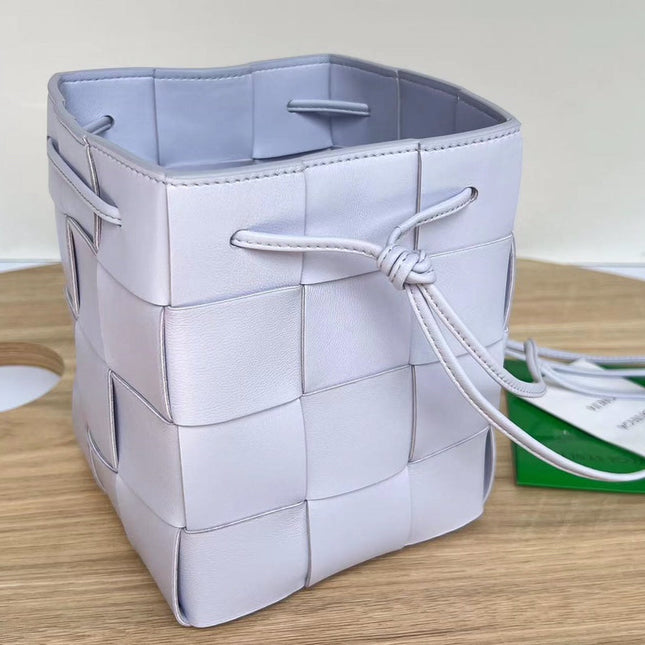 SMALL CASSETTE BUCKET 18 IN PALE PURPLE CALFSKIN
