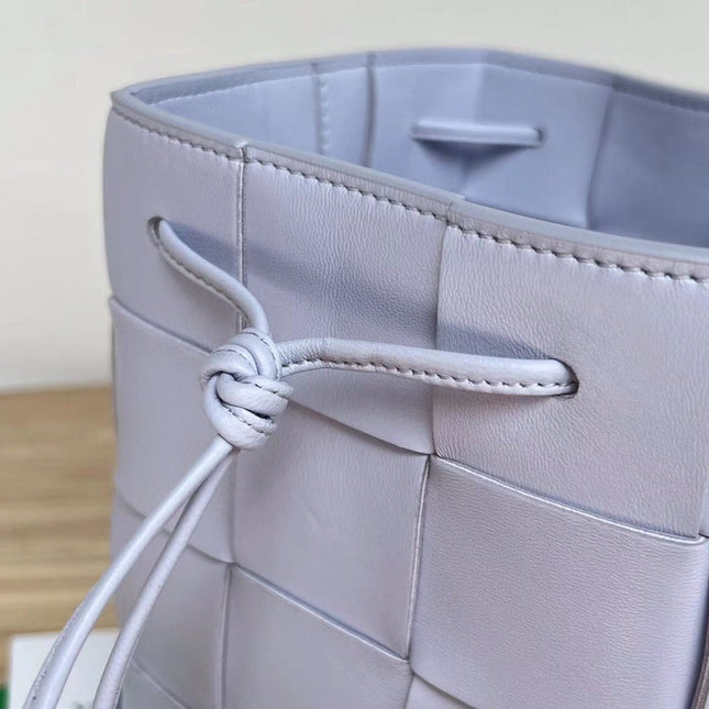 SMALL CASSETTE BUCKET 18 IN PALE PURPLE CALFSKIN