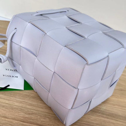 SMALL CASSETTE BUCKET 18 IN PALE PURPLE CALFSKIN