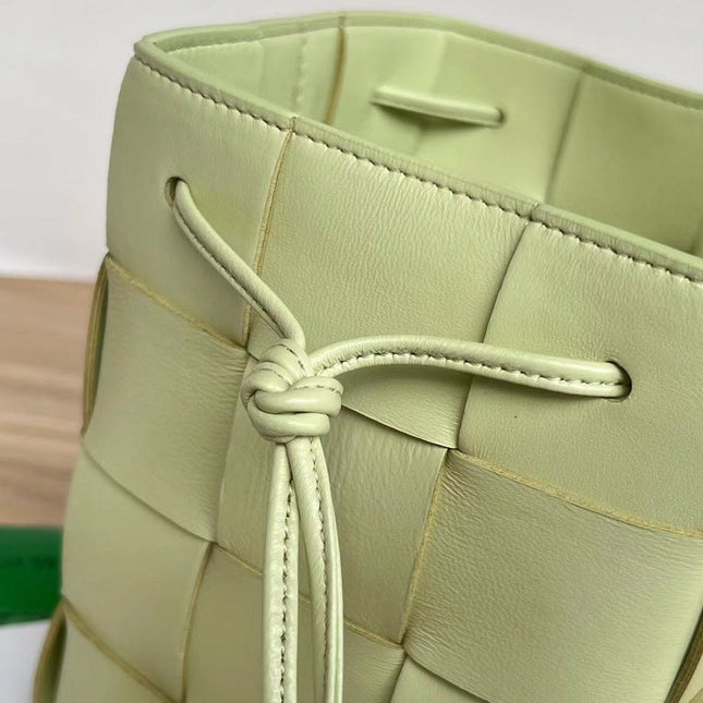 SMALL CASSETTE BUCKET 18 IN PASTEL YELLOW CALFSKIN