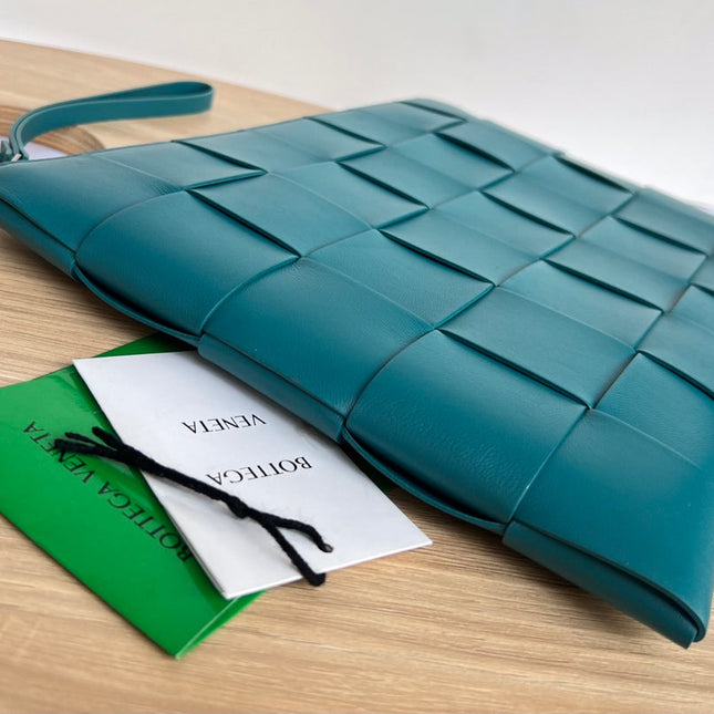 LARGE CASSETTE POUCH 35 IN LAGOON BLUE CALFSKIN