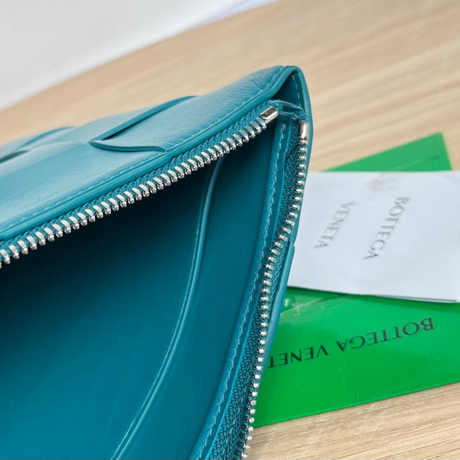 LARGE CASSETTE POUCH 35 IN LAGOON BLUE CALFSKIN
