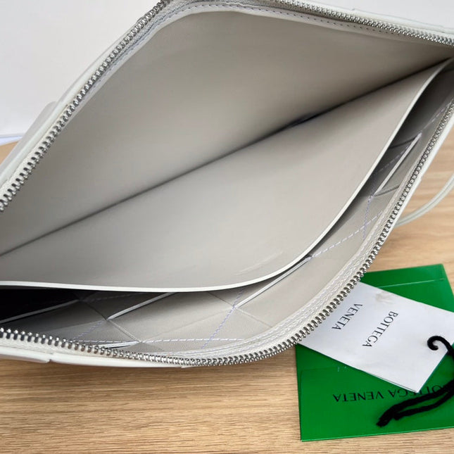 LARGE CASSETTE POUCH 35 IN WHITE CALFSKIN