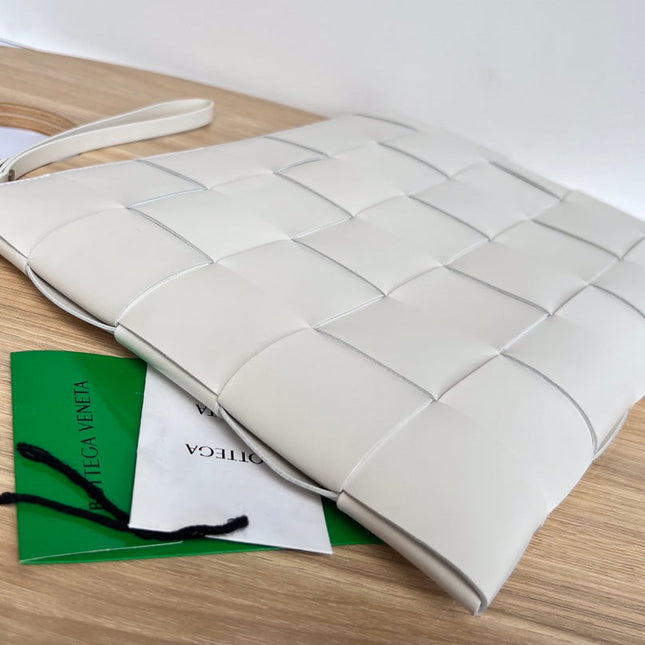 LARGE CASSETTE POUCH 35 IN WHITE CALFSKIN