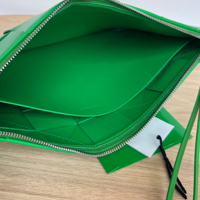 LARGE CASSETTE POUCH 35 IN MALACHITE GREEN CALFSKIN