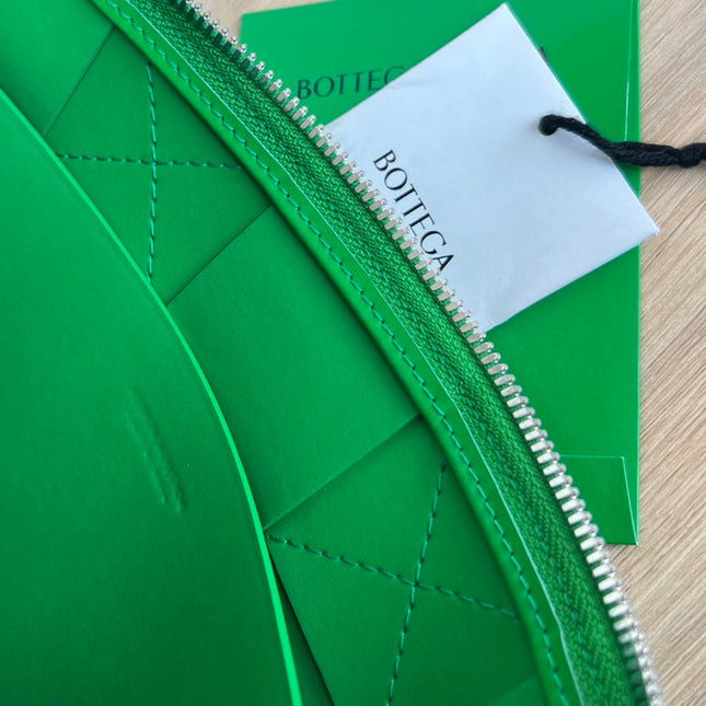 LARGE CASSETTE POUCH 35 IN MALACHITE GREEN CALFSKIN