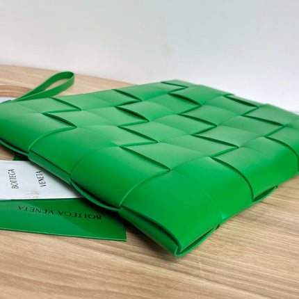 LARGE CASSETTE POUCH 35 IN MALACHITE GREEN CALFSKIN