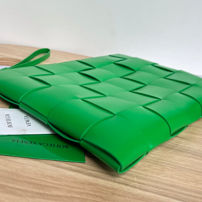 LARGE CASSETTE POUCH 35 IN MALACHITE GREEN CALFSKIN
