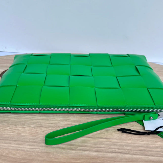 LARGE CASSETTE POUCH 35 IN MALACHITE GREEN CALFSKIN