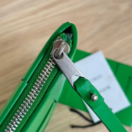 LARGE CASSETTE POUCH 35 IN MALACHITE GREEN CALFSKIN