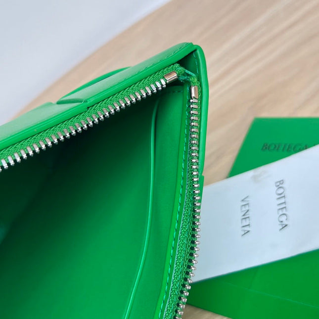 LARGE CASSETTE POUCH 35 IN MALACHITE GREEN CALFSKIN