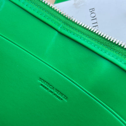 LARGE CASSETTE POUCH 35 IN MALACHITE GREEN CALFSKIN