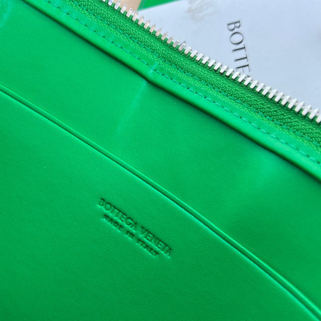 LARGE CASSETTE POUCH 35 IN MALACHITE GREEN CALFSKIN