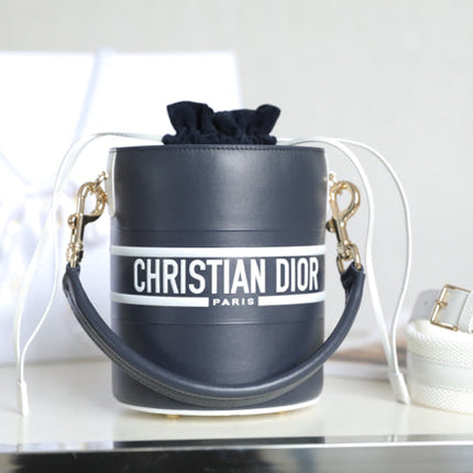VIBE 18 BUCKET BAG IN BLACK CALFSKIN