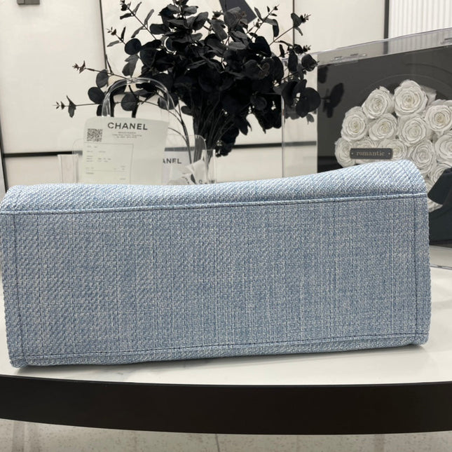CC DEAUVILLE LARGE 38 TOTE BAG IN LIGHT BLUE CANVAS WITH BLACK LOGO