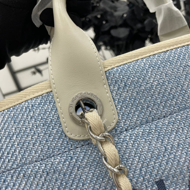 CC DEAUVILLE LARGE 38 TOTE BAG IN LIGHT BLUE CANVAS WITH BLACK LOGO